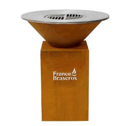 Le Pétoncle a une plancha ronde de 85cm de diamètre et un meuble siglé France Braseros avec compartiment pour le bois.