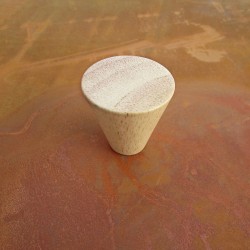 Le bouton du couvercle étouffoir en Acier Corten est en bois.