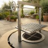 Le barbecue argentin s'installe très facilement sur le brasero (exemple d'utilisation, accessoires vendus séparément).