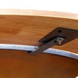 Le contour bois est fixé très solidement sur le brasero plancha grâce à des pattes de fixations adaptées.