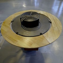 Contour en bois pour brasero plancha en situation (accessoires vendus séparément).