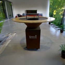 Le contour bois s'installe autour de la plancha du modèle Le Pétoncle (mise en situation, autres produits non inclus).