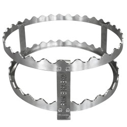 La grille surélevée 3-en-1 sert à la fois d'anneau anti-chute, de réhausse grille et de repose brochettes