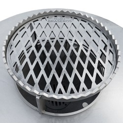 Cette grille 3-en-1 en Acier Inoxydable est à la fois un anneau anti-chute, une grille surélevée et un repose-brochettes.