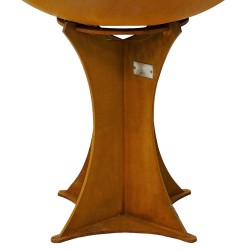 Le pied du brasero Le Bigorneau en Acier Corten est en forme d'étoile.