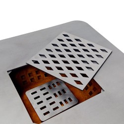 La grille centrale (incluse) du brasero plancha La Patelle est amovible.