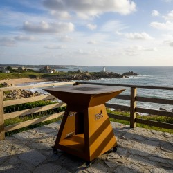 La Patelle est un brasero plancha de la marque France Braseros (mise en situation, roulettes vendues séparément).