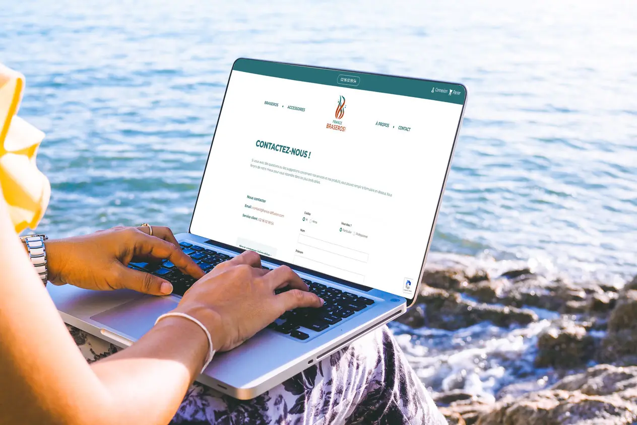 femme remplissant un formulaire de contact