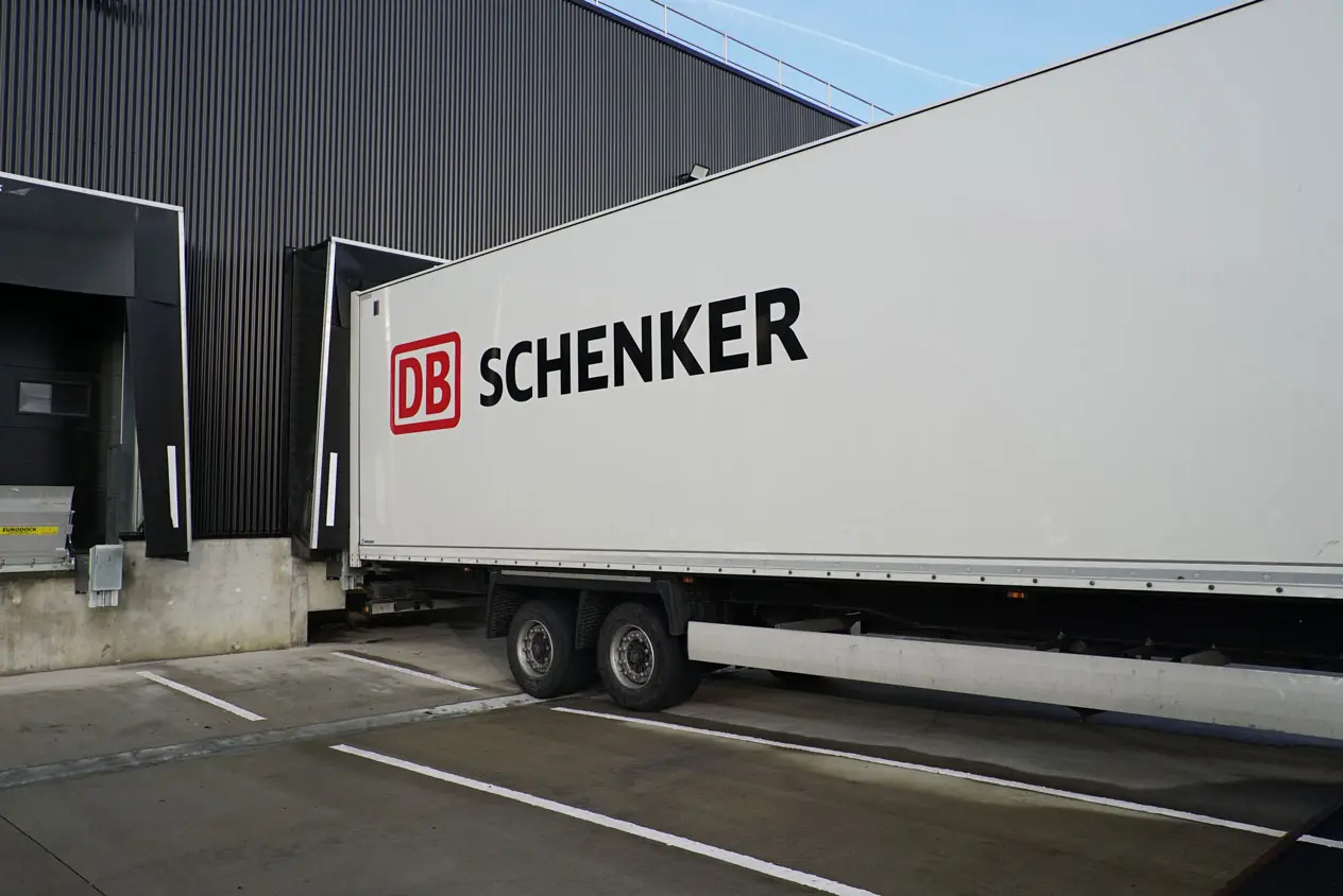 camion sur un quai de chargement avant de partir en livraison