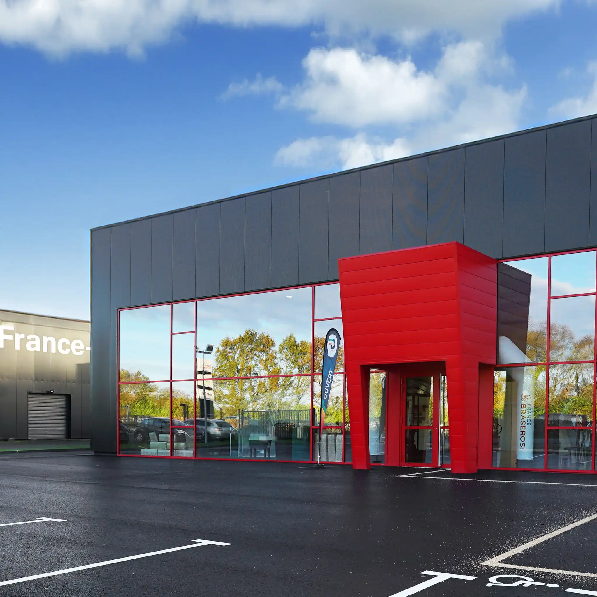 un homme et une femme cuisinant avec un brasero en bord de mer